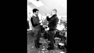 Miguel Naddaf con el artista Alejandro Quincoces en su taller